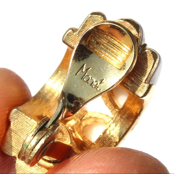 Vintage Monet White Lucite Clip On Hoop Earrings Chunky Gold Plated Ribbed Hoops - Picture 3 of 3